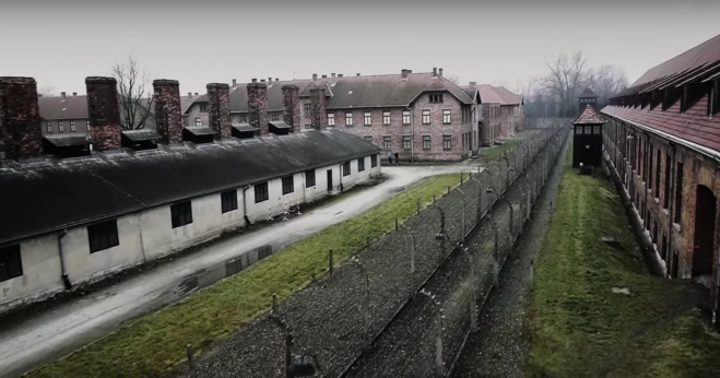 Камера поднялась на лагерем Освенцим и заглянула в мрачное прошлое