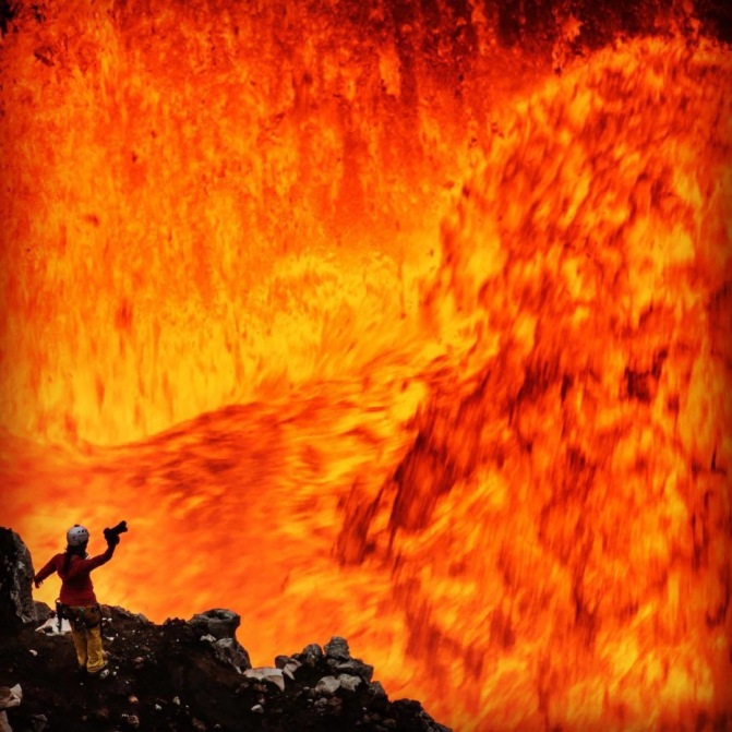 Прыжок в пекло: сумасшедшие снимки из самого жерла вулкана