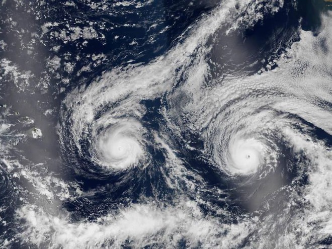 Рождение климатического чудовища: что случается при встрече двух огромных ураганов