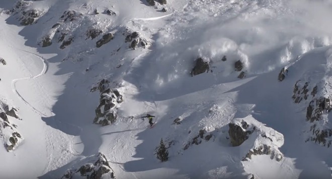 Невероятное видео чудесного спасения лыжника от лавины: это стоит видеть каждому!