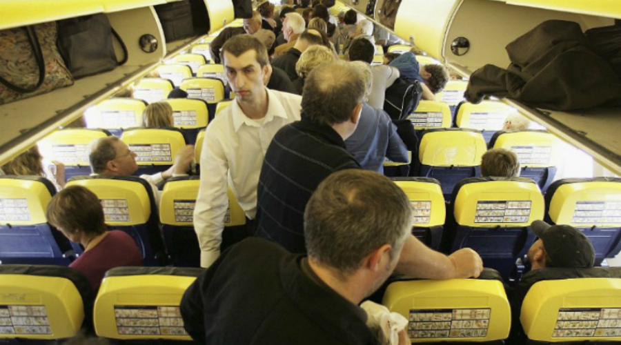 10 раздражающих соседей в самолете, которые наверняка полетят именно с вами