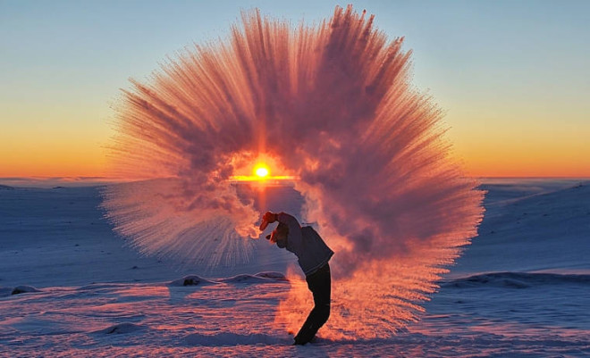 Лучшая фотография зимы: что произойдет с горячим чаем при -40 °С у Полярного круга