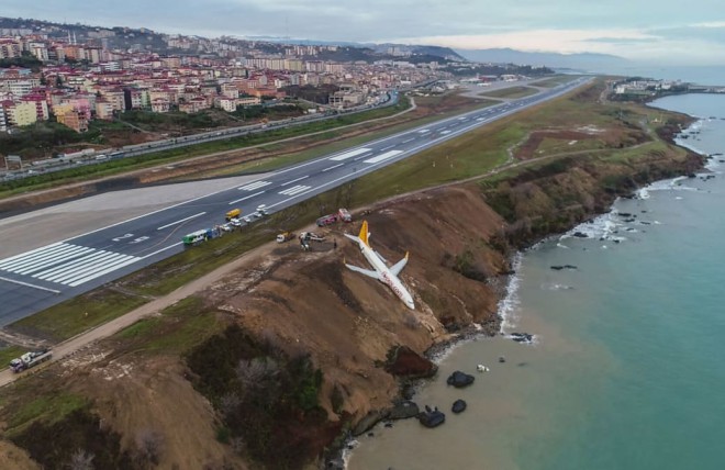 Катастрофа в Турции: пассажирский лайнер вылетел с посадочной полосы прямо в море