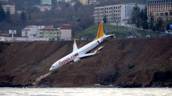 Катастрофа в Турции: пассажирский лайнер вылетел с посадочной полосы прямо в море