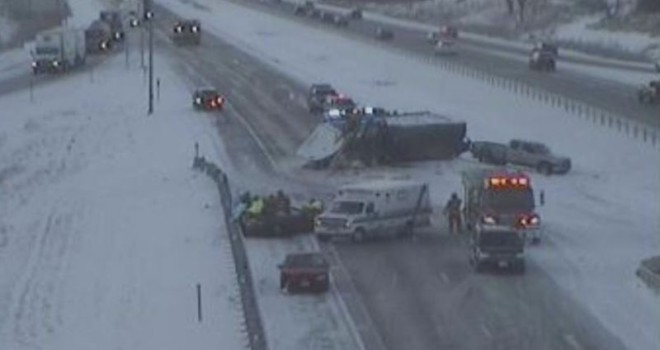 Авария 40 машин в жуткий снегопад случайно попала на видео камеры наблюдения