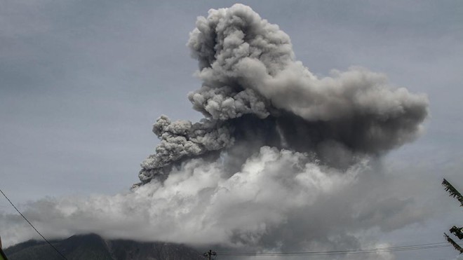 Катастрофа в прямом эфире: очевидцы сняли на видео момент начала извержения вулкана в Индонезии