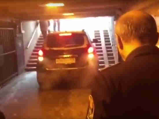 В Санкт-Петербурге водитель джипа устроил заезд по подземному переходу