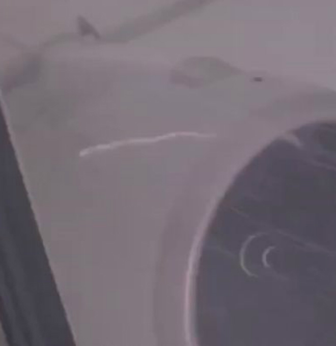 В двигатель самолета ударила молния, когда один из пассажиров просто снимал взлет на камеру