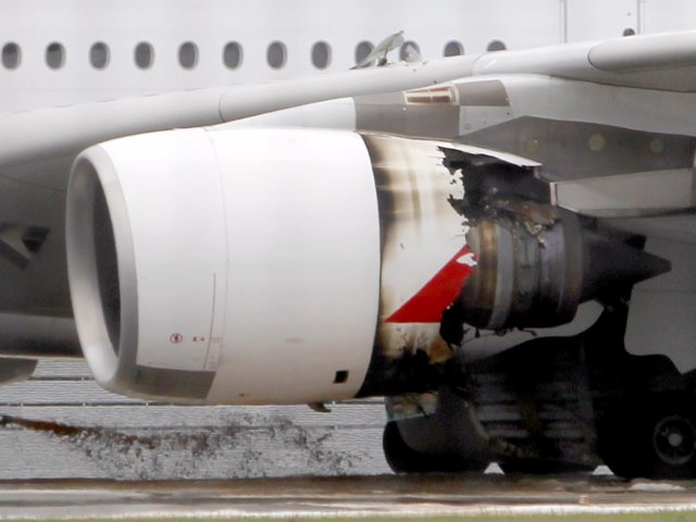 Почему не надо бояться, если самолет начал терять внешние части двигателя