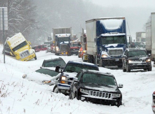 Авария 40 машин в жуткий снегопад случайно попала на видео камеры наблюдения