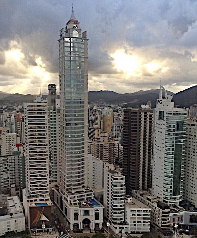 Буря раскачивает огромное здание: жильцы небоскреба в ужасе