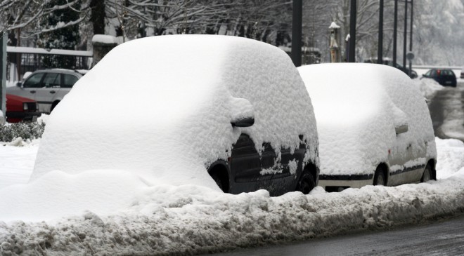 Как очистить машину от снега так, чтобы она не пострадала