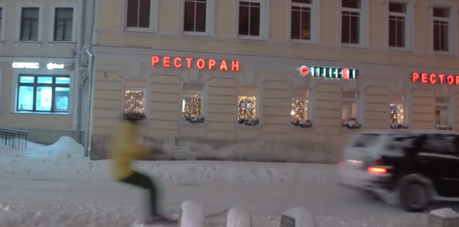 Экстремал устроил настоящий фрирайд на лыжах прямо у стен Кремля