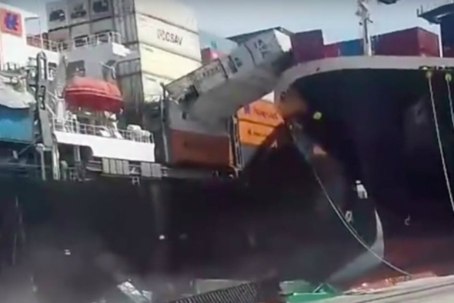 Столкновение двух гигантских грузовозов снял на видео случайный рабочий