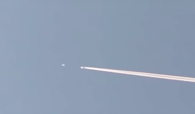 Неопознанный летающий объект погнался за авиалайнером: видео испуганного очевидца