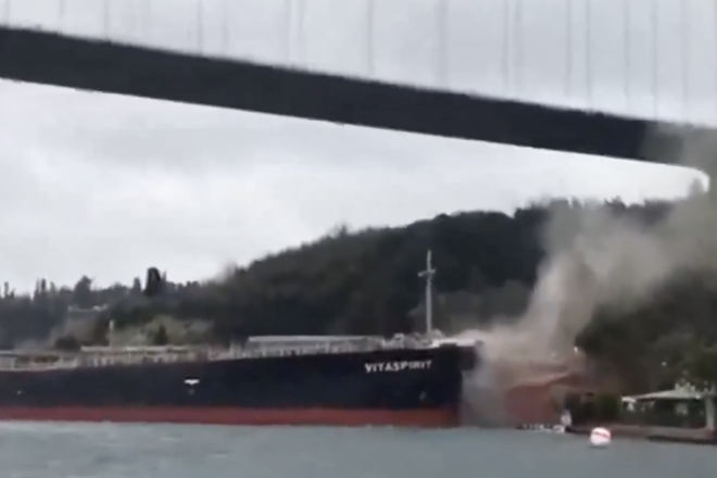 Взбесившийся танкер таранит берега Стамбула