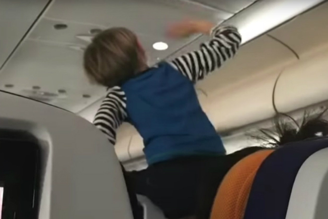 Ребенок кричал весь полет и свел самолет с ума
