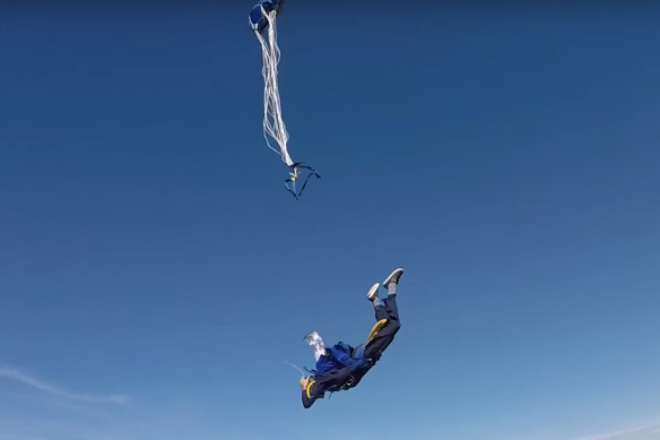 Падение в бездну: парашютист случайно отцепил оба парашюта
