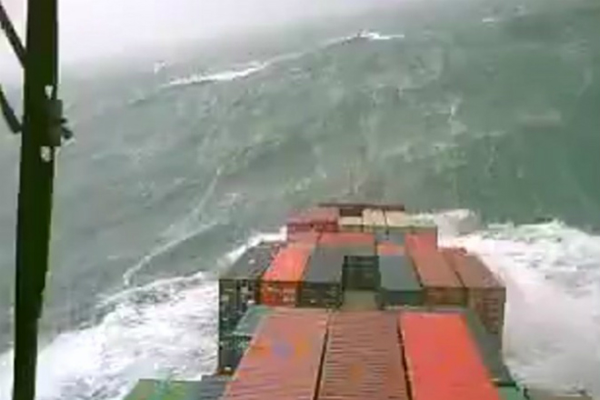 11-метровые волны: огромный сухогруз идет через стихию