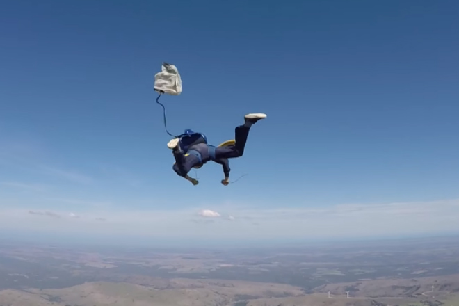 Падение в бездну: парашютист случайно отцепил оба парашюта