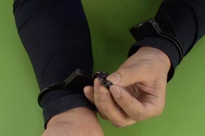 Рвем наручники простым движением: метод рычага
