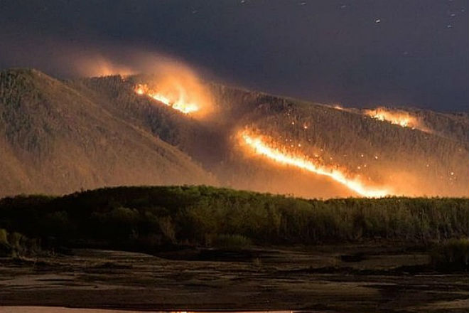Поезд прорывается через полыхающий в огне лес: видео очевидцев