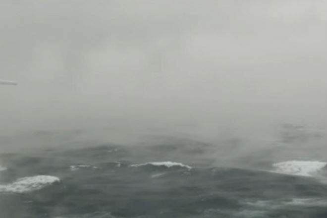 Нас заливает! Видео ураганного циклона-бомбы от пассажиров лайнера