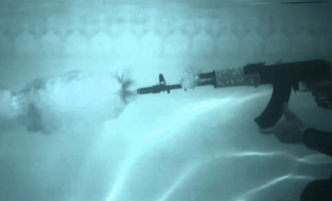 АК-47 стреляет под водой: невероятная замедленная съемка