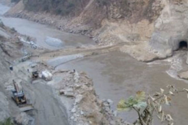 Случайные видеокадры прорыва плотины в Колумбии