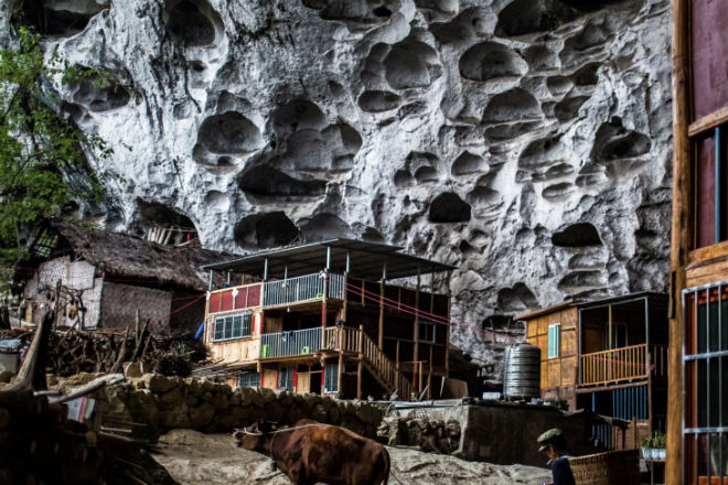 Мяо: китайское племя живет в глубокой пещере и не собирается выходить