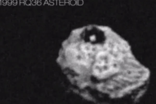 На летящем к земле астероиде обнаружена загадочная черная пирамида