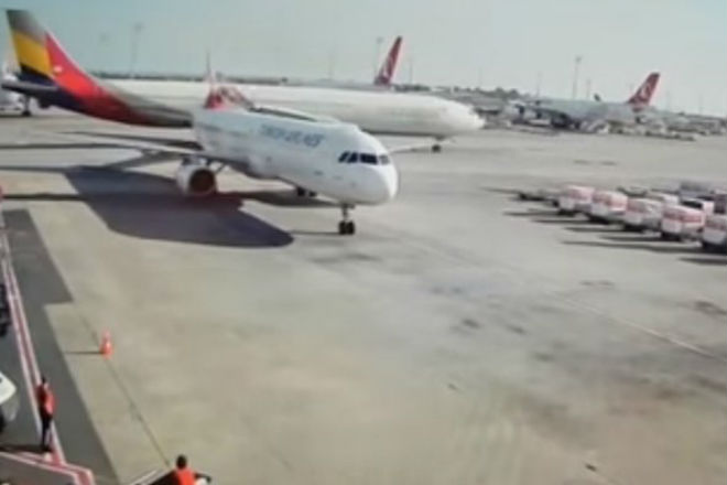 Два самолета не поделили взлетную полосу: видео