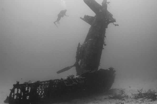 Подводное кладбище самолетов: как американские авианосцы избавлялись от боевой техники
