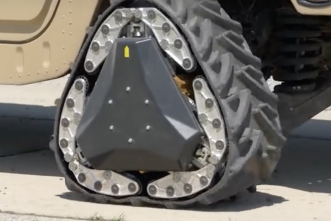 Пентагон показал колеса, которые трансформируются в гусеницы на ходу: видео
