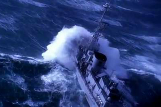 Военные корабли вышли в море в идеальный шторм: видео