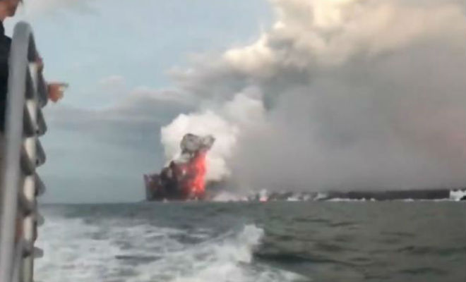 Взрыв вулканической бомбы рядом с туристами сняли на видео