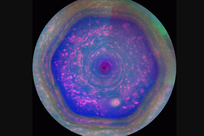 На Сатурне обнаружили странный шестиугольный шторм