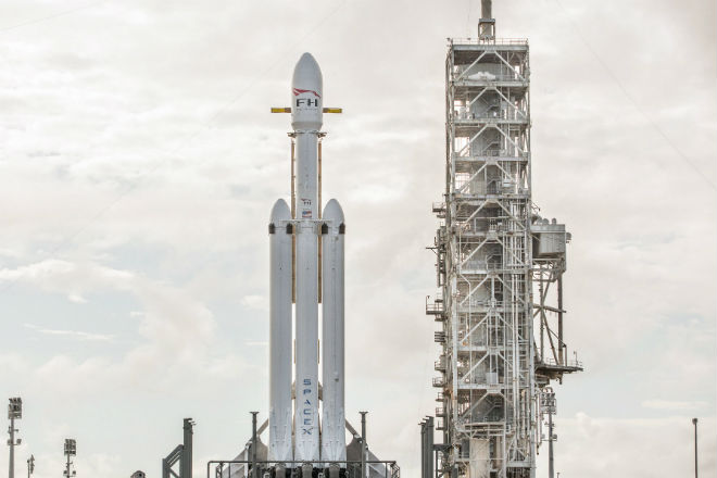 SpaceX собирается выводить на орбиту боевые лазеры США