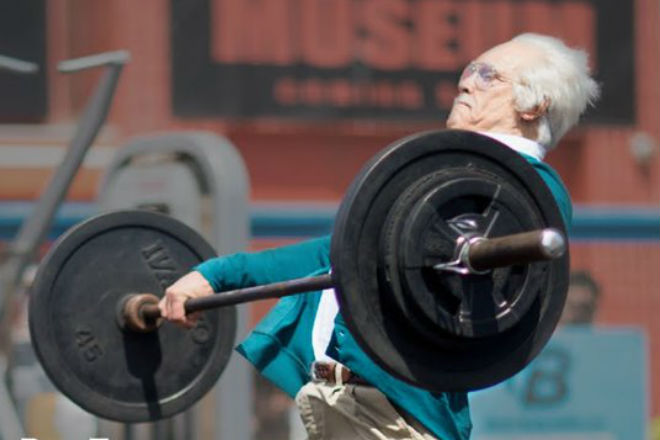 Тренировка 80-летнего пенсионера: занимается так, что хочется идти в зал