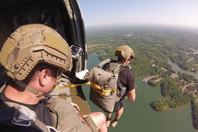 Жесткая подготовка американских рейнджеров: прыжки в воду с вертолета