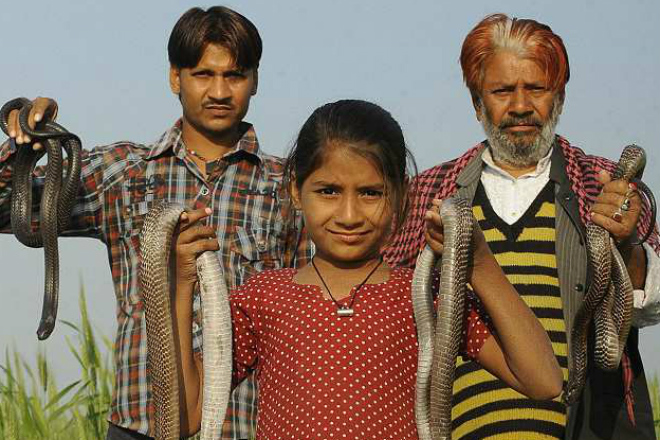 Девочка-кобра из Индии: она живет со змеями