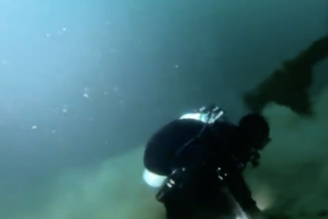 Проникновение дайверов на затопленную подводную лодку