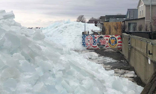 Ледяное цунами: неотвратимое движение стены льда сняли на видео