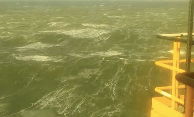 Идеальный шторм сняли с борта гигантской нефтяной платформы