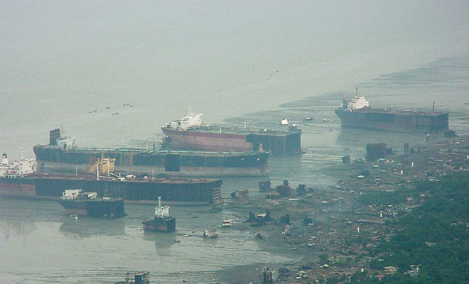 Огромные списанные корабли вытаскивают на берег
