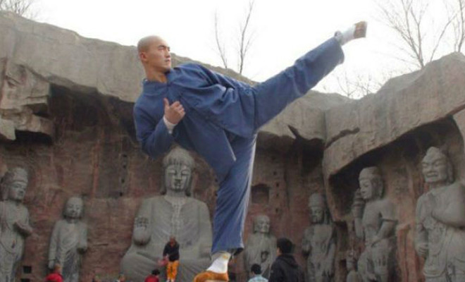 Безумный Шаолиньский монах раскидывает ММА-бойцов на ринге