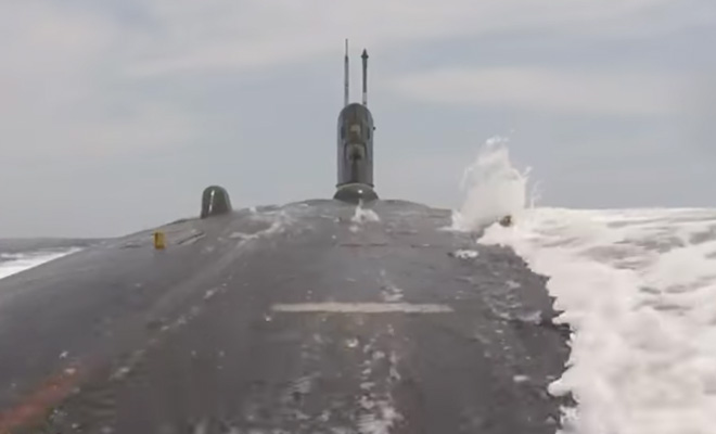 Атомная субмарина идет под поверхностью: видео с корпуса