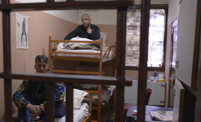 Почему в российской тюрьме нельзя сидеть и лежать
