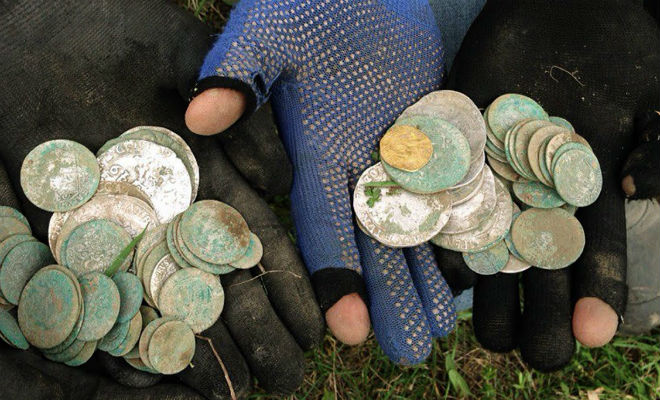 Клад монет средневековья: сокровище лежало прямо под ногами