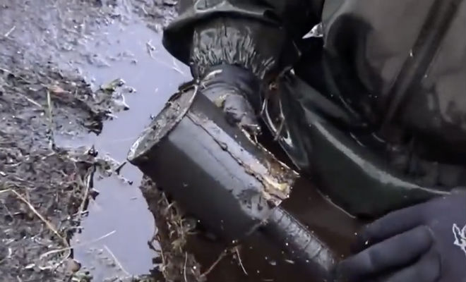 Черные копатели погрузились в болото: танк под водой пролежал 70 лет